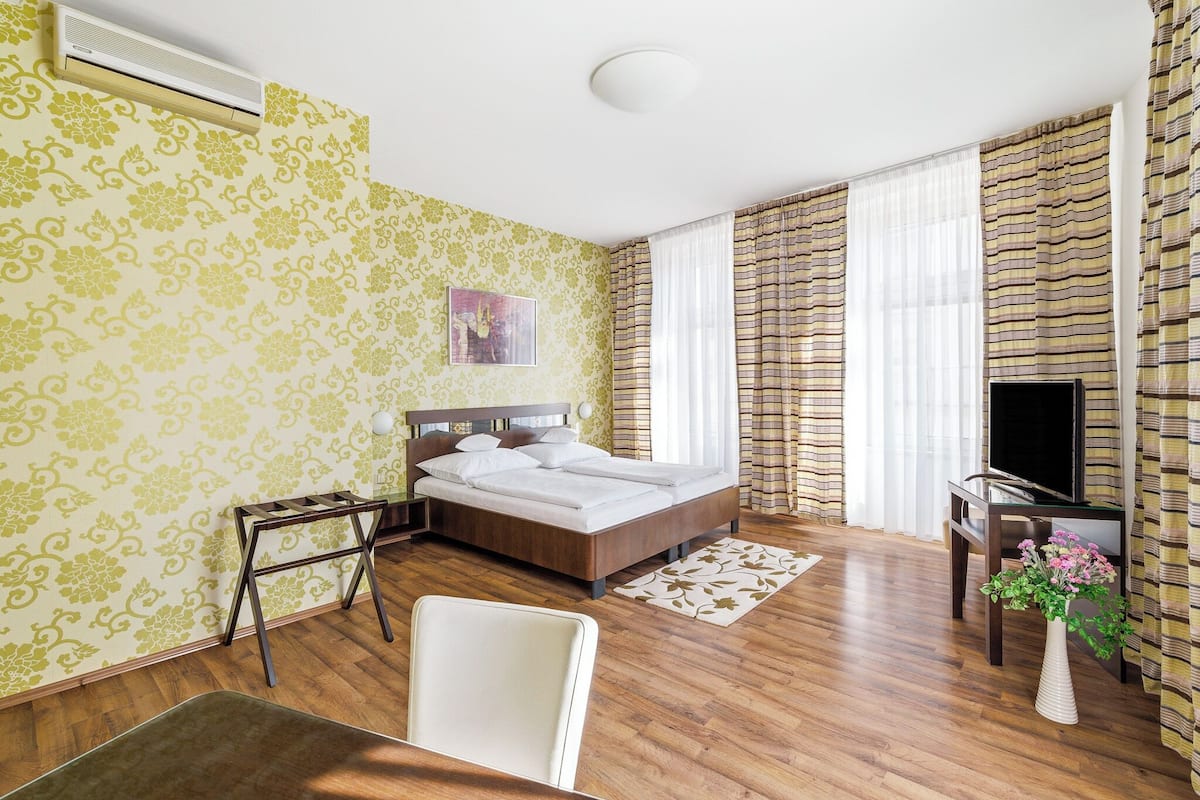 Svit | Värdeförvaringsskåp på rummet, skrivbord och ljudisolering