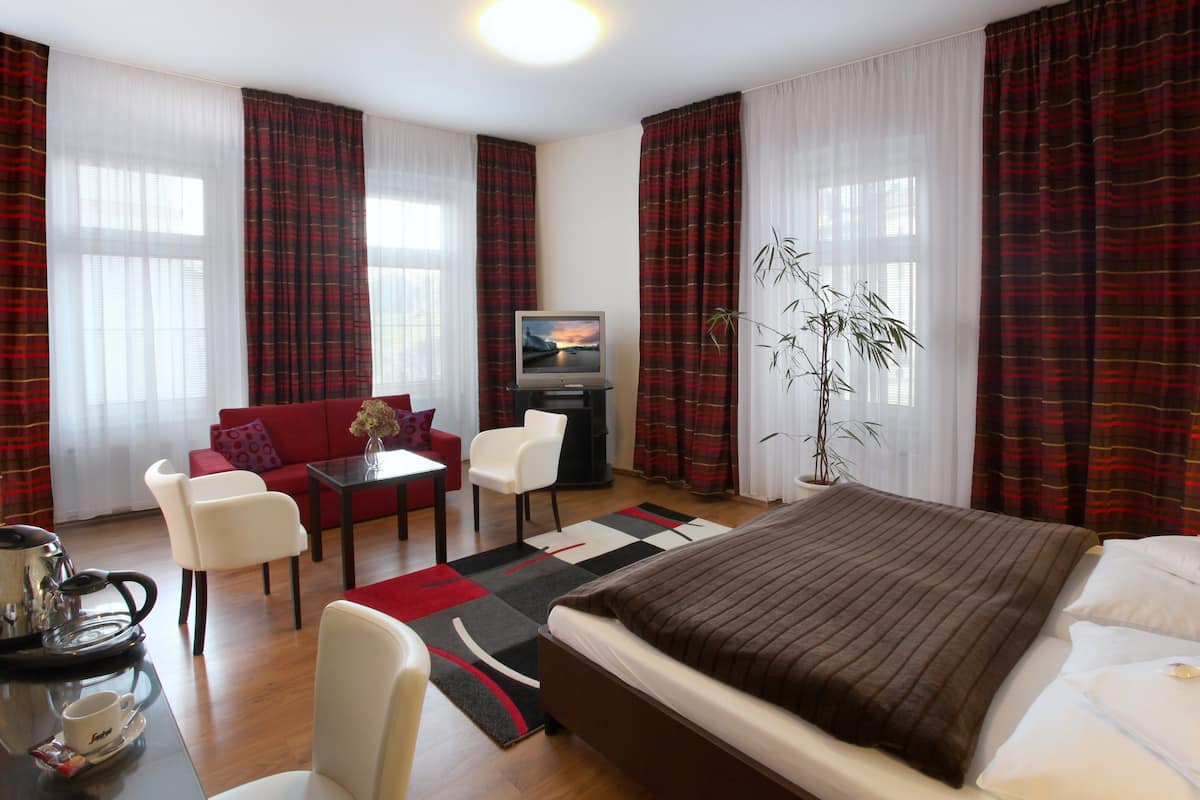 Deluxe Double Room | 1 bedroom, in-room safe, desk, soundproofing