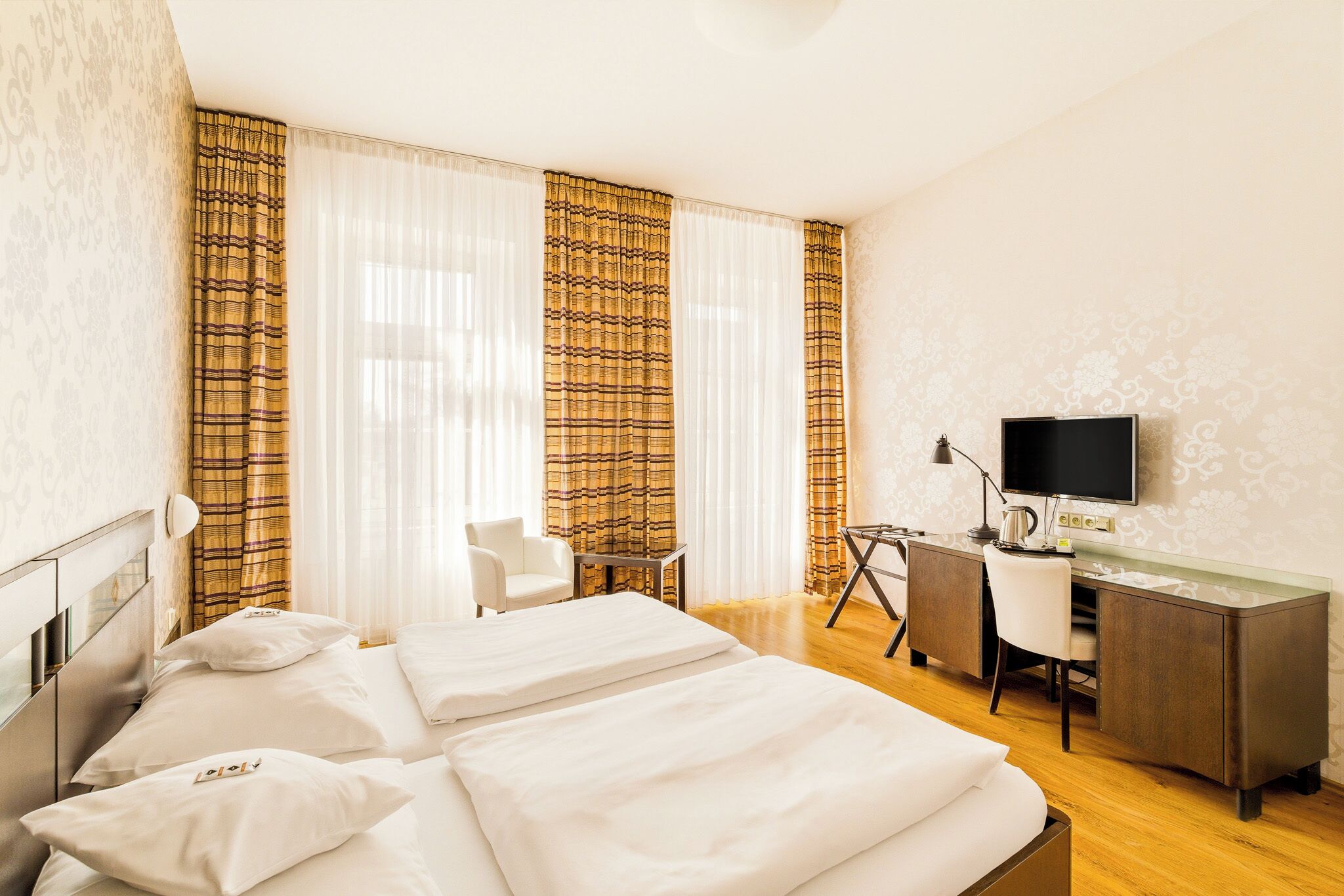 خزنة داخل الغرفة ومكتب وتجهيزات عازلة للصوت ومكواة/لوح كي