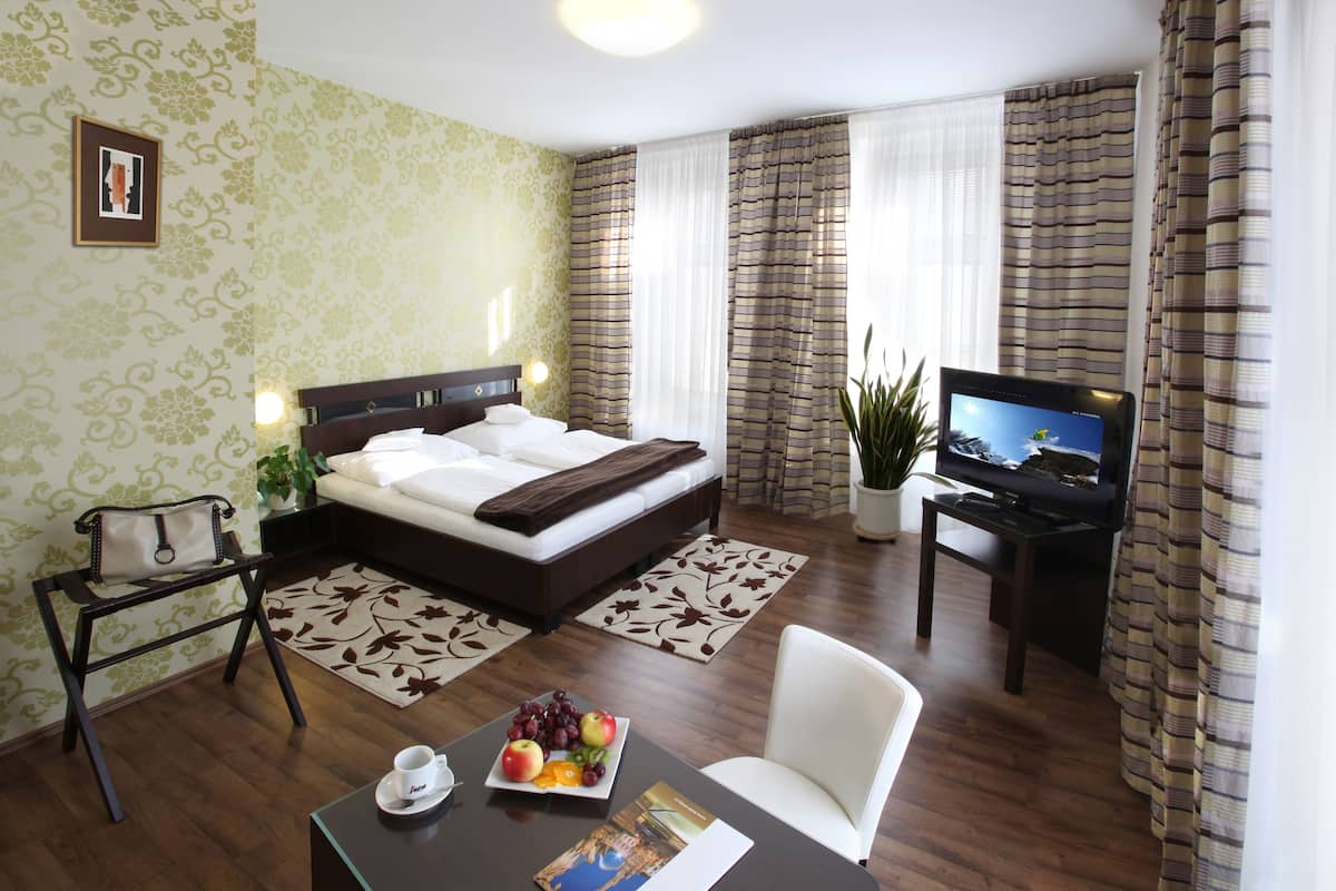 Suite | 1 bedroom, in-room safe, desk, soundproofing