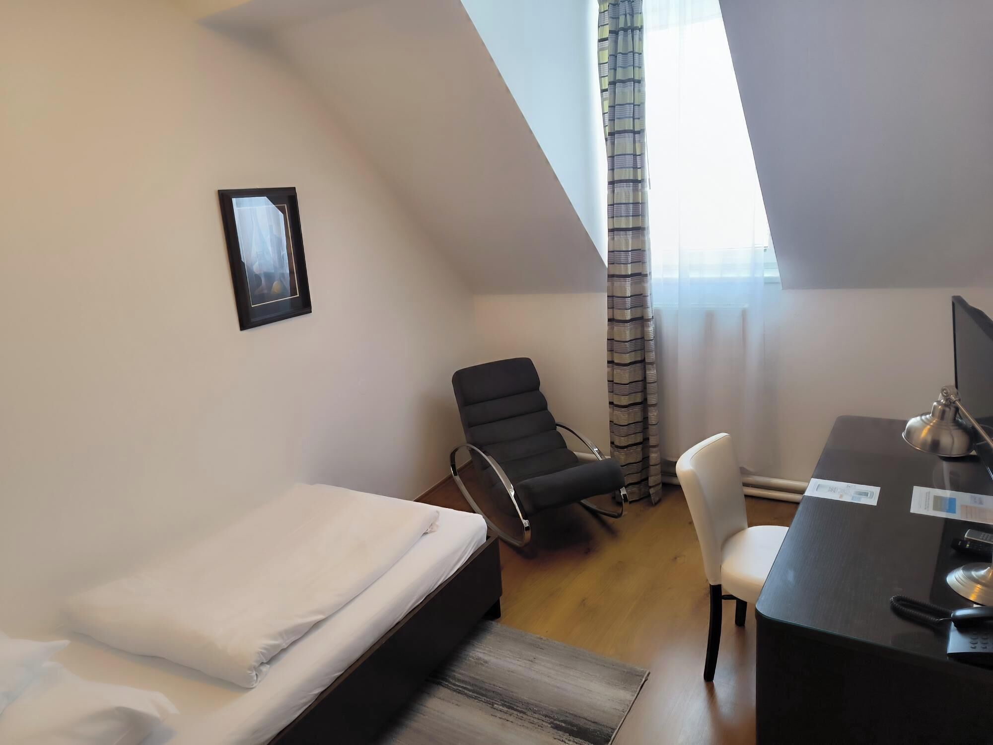 standard single room | 1 bedroom, in-room safe, desk, soundproofing