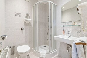 Free toiletries, hair dryer, towels - Hotel Trinity (Olomouc)