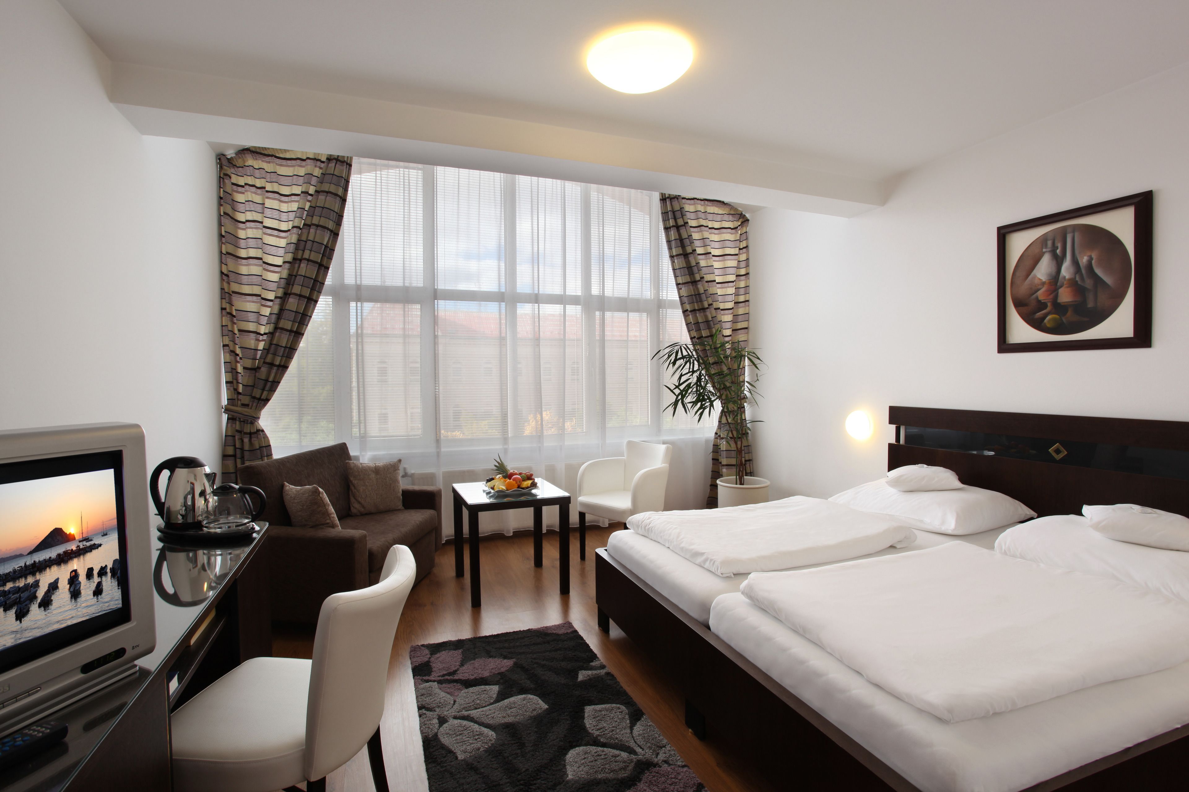 Deluxe Double Room | In-room safe, desk, soundproofing, iron/ironing board