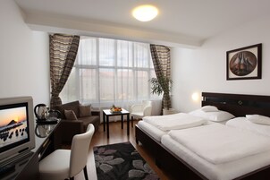 Deluxe Double Room | In-room safe, desk, soundproofing, iron/ironing board