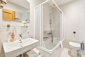 Deluxe Double Room | Bathroom | Free toiletries, hair dryer, towels - Hotel Trinity (Olomouc)