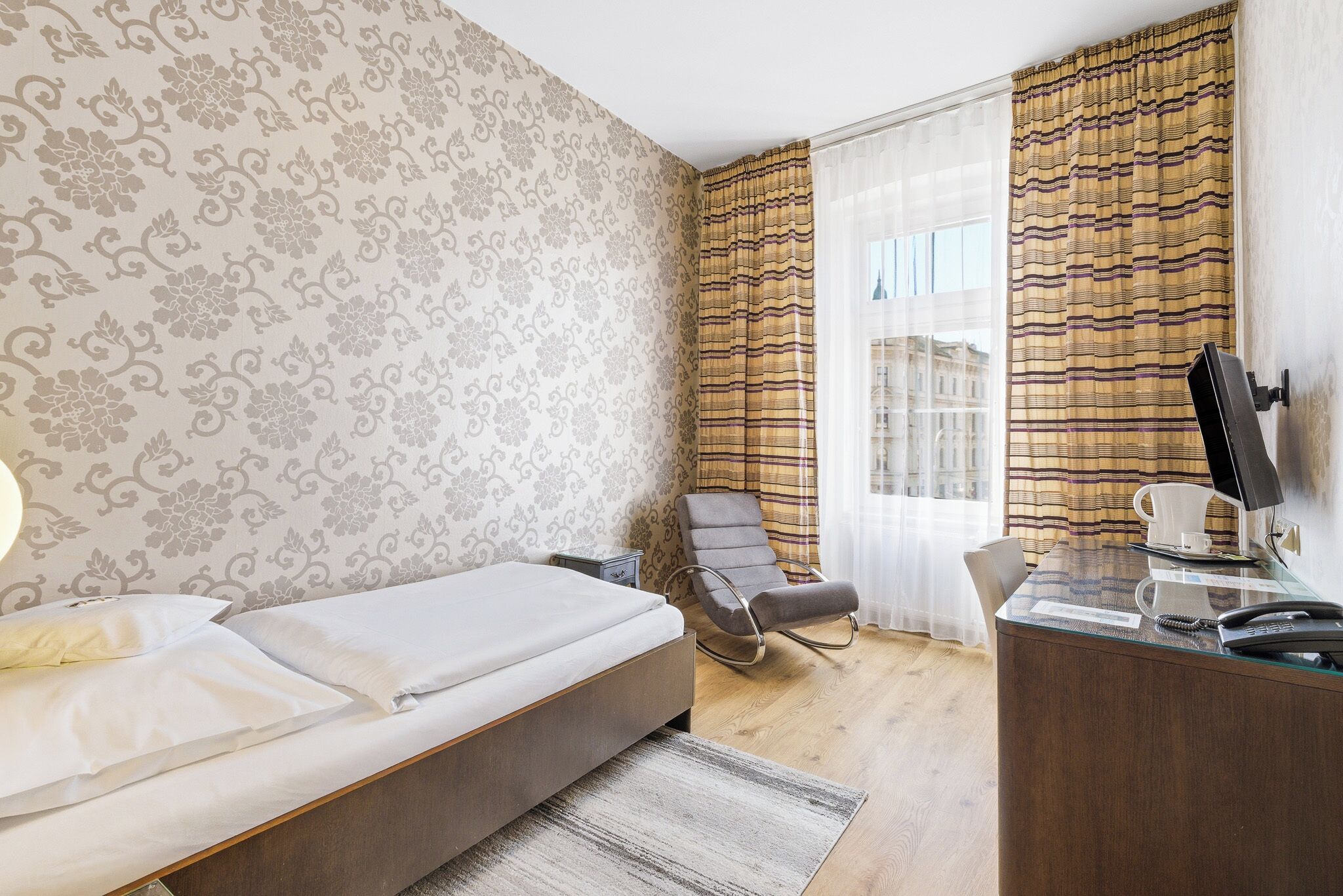 خزنة داخل الغرفة ومكتب وتجهيزات عازلة للصوت ومكواة/لوح كي