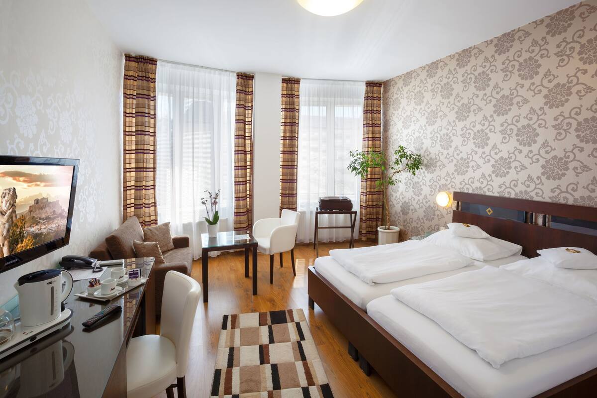 deluxe double room | 1 bedroom, in-room safe, desk, soundproofing