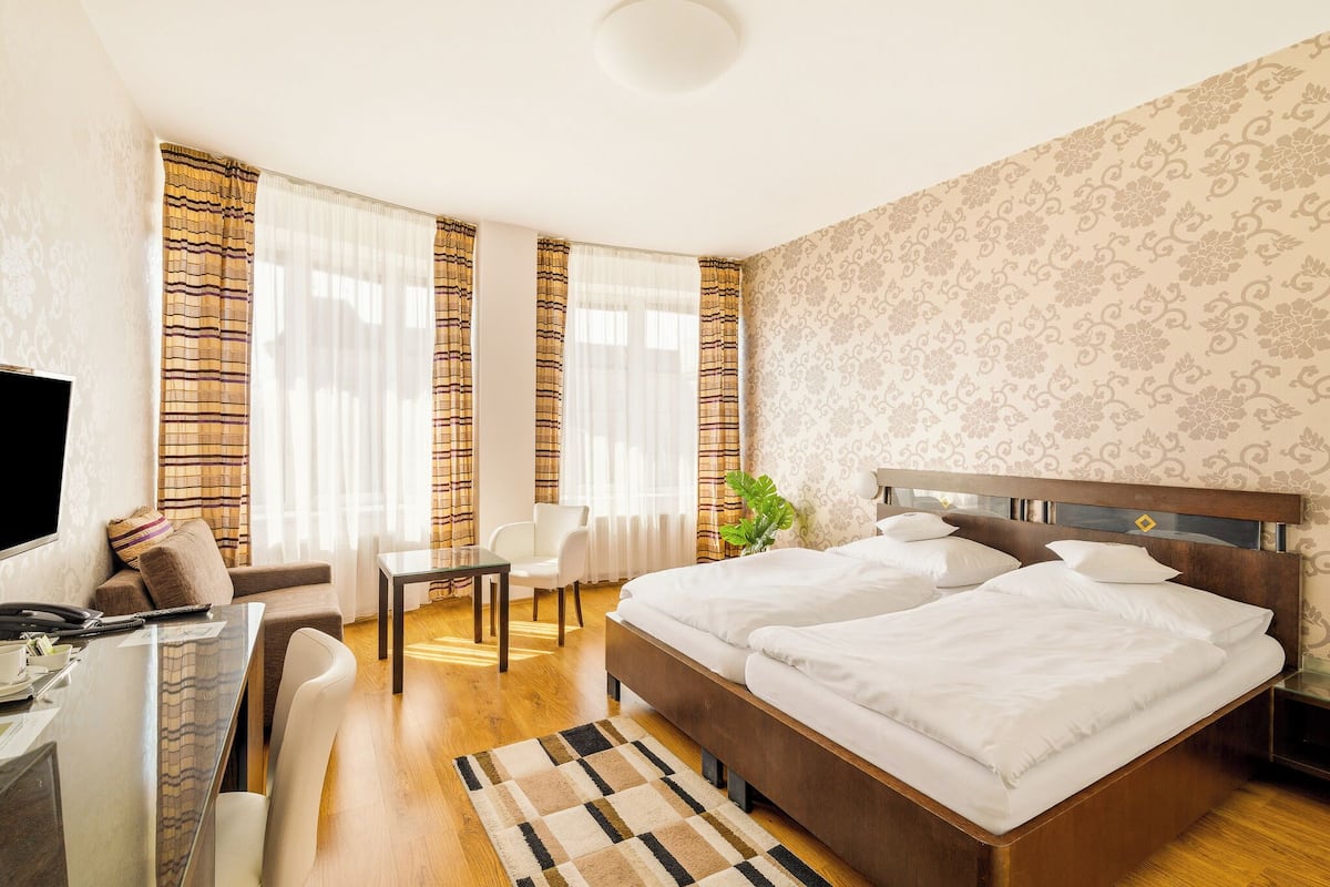 Deluxe dubbelrum | Värdeförvaringsskåp på rummet, skrivbord och ljudisolering