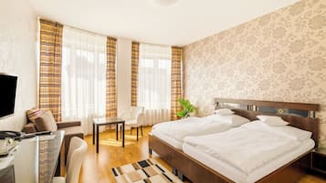 Deluxe tweepersoonskamer | Een kluis op de kamer, een bureau, geluiddichte muren