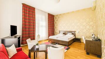 Deluxe Double Room | In-room safe, desk, soundproofing, iron/ironing board