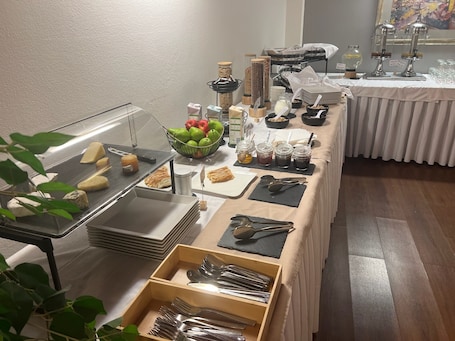 Desayuno buffet incluido. Hotel Trinity