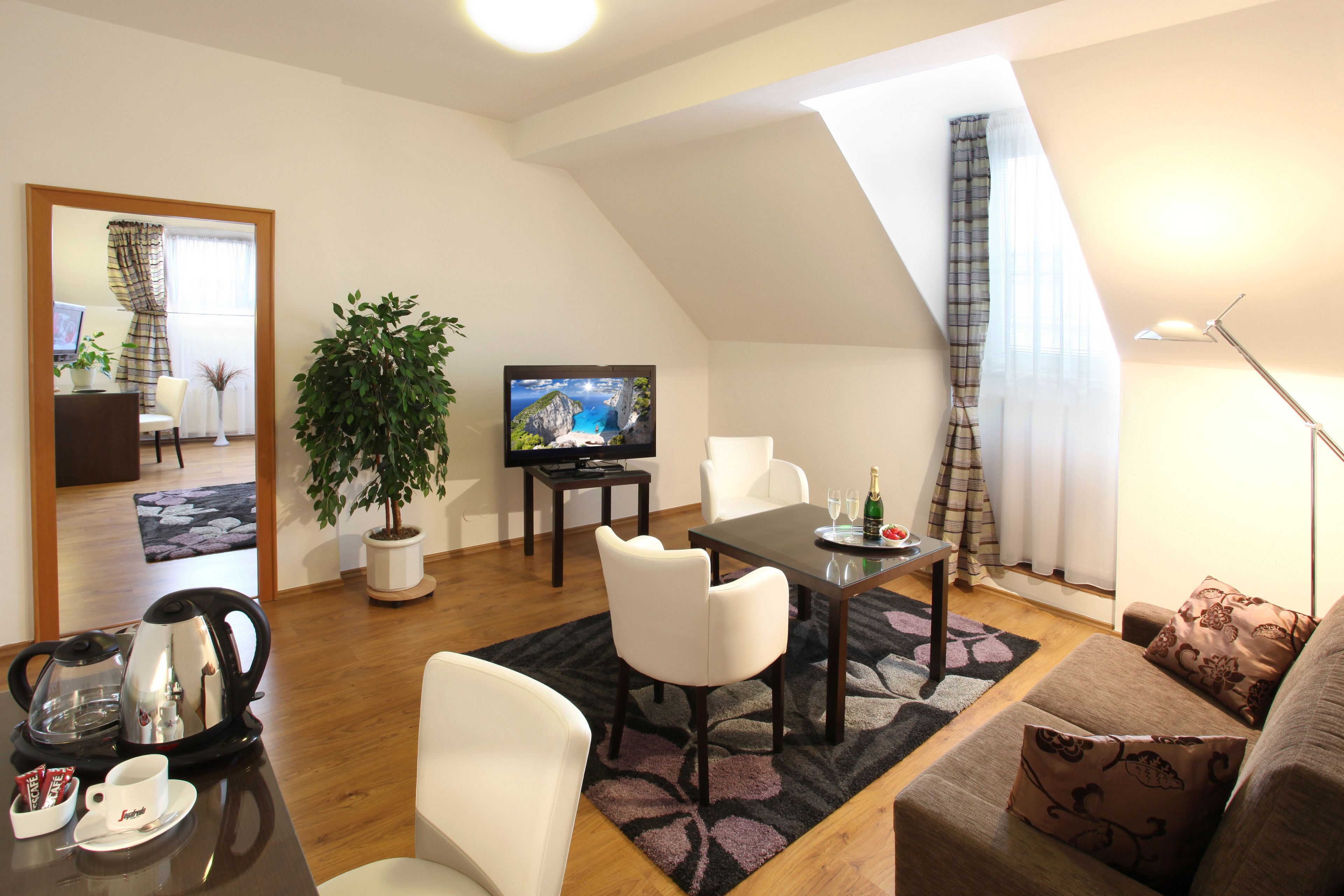 suite | 1 bedroom, in-room safe, desk, soundproofing