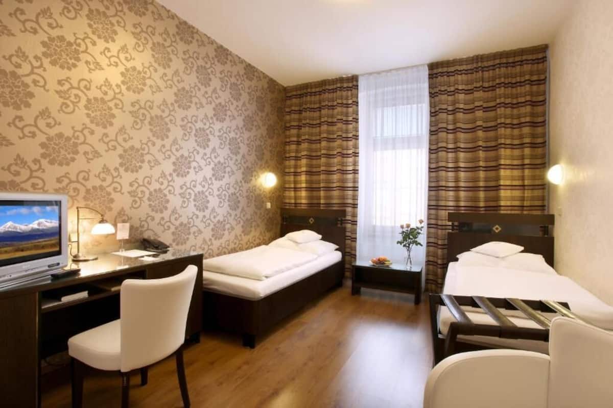 Standard Twin Room | 1 bedroom, in-room safe, desk, soundproofing