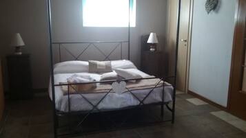 Double Room | Premium bedding, desk, laptop workspace, free WiFi