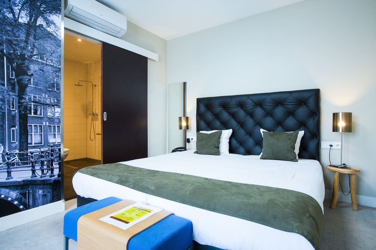 Deluxe Twin Room, Lake View | In-room safe, desk, WiFi (free)