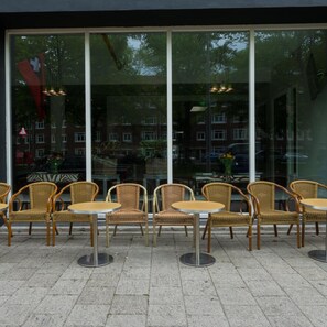 Outdoor dining - Camp Inn Hotel Amsterdam (Amsterdam)