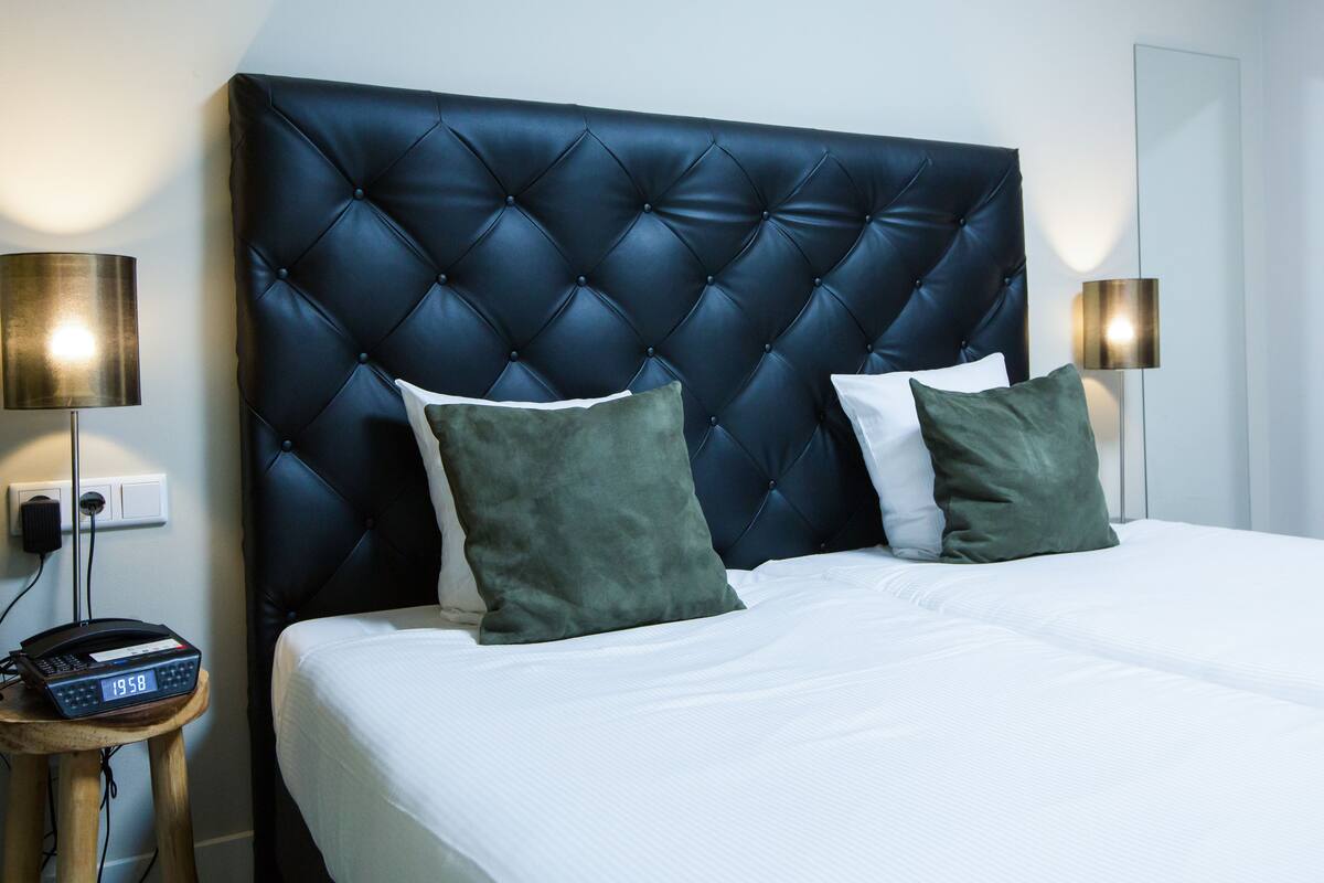 Standard Twin Room | In-room safe, desk, WiFi (free)