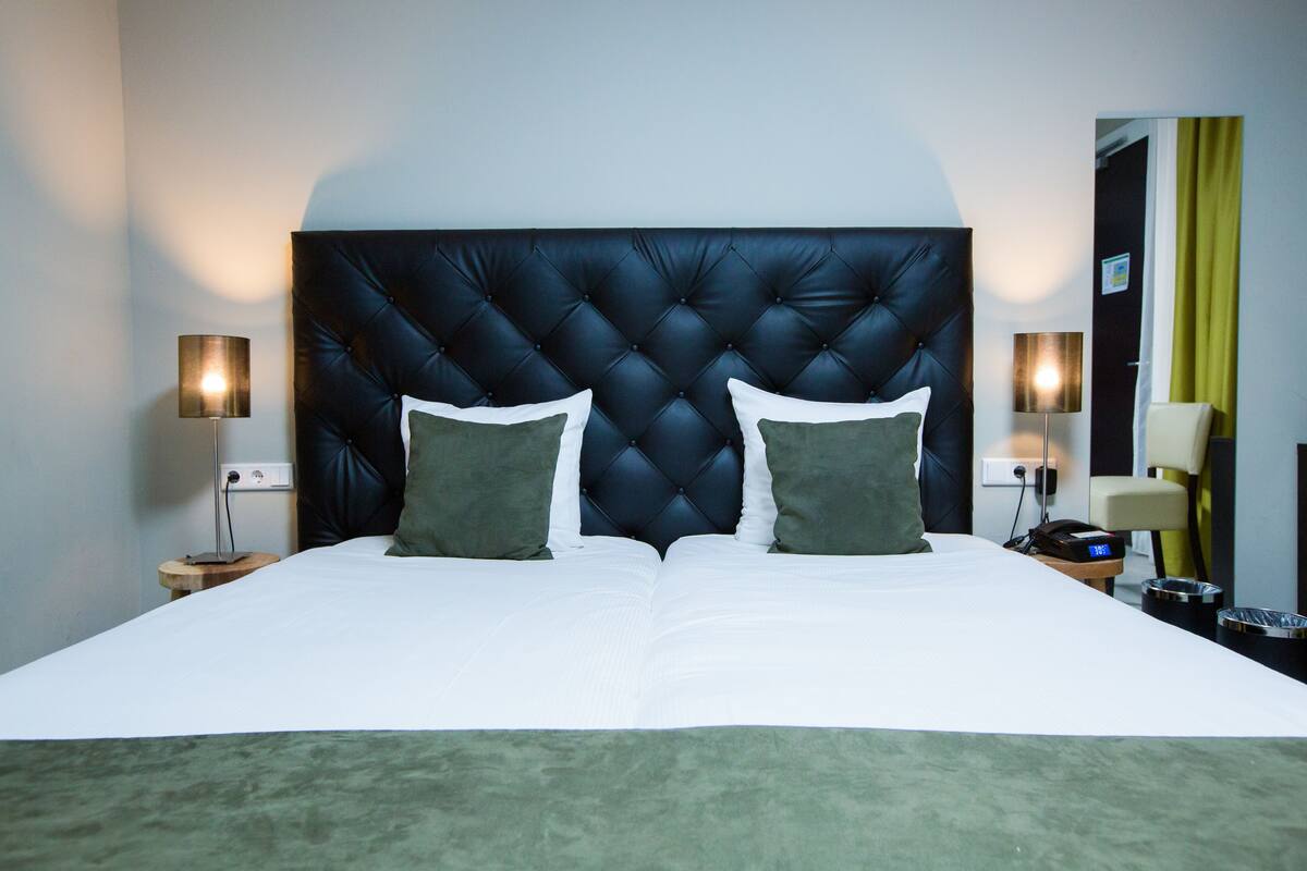 Superior Twin Room | In-room safe, desk, WiFi (free)