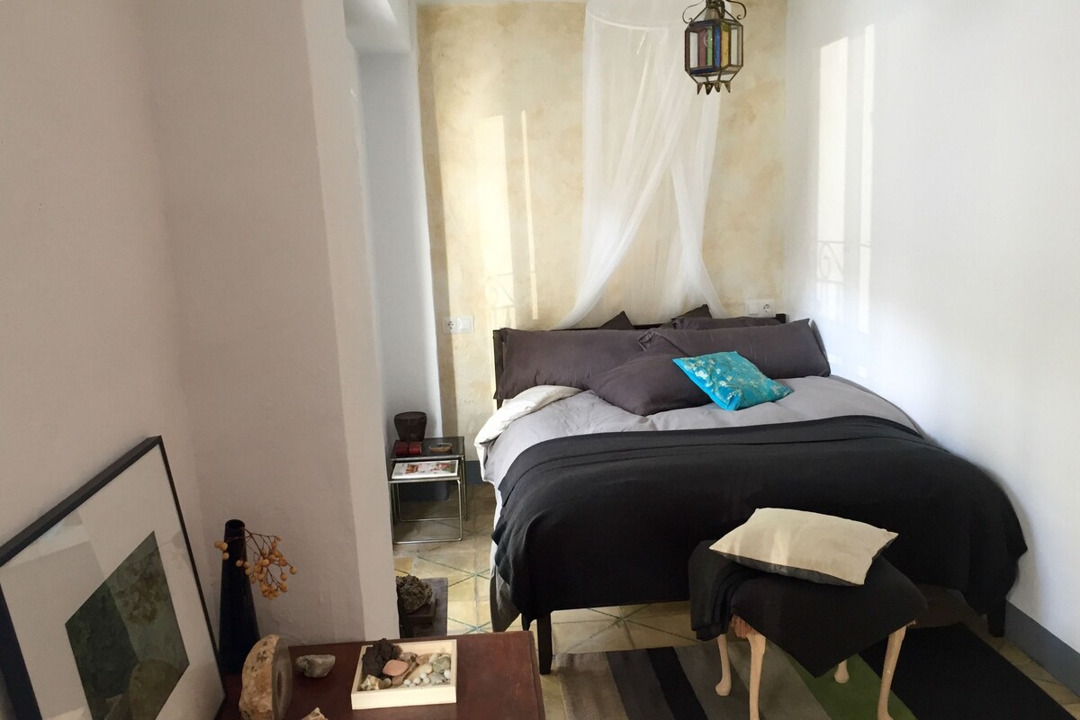 Decoración personalizada, muebles diferentes y escritorio 