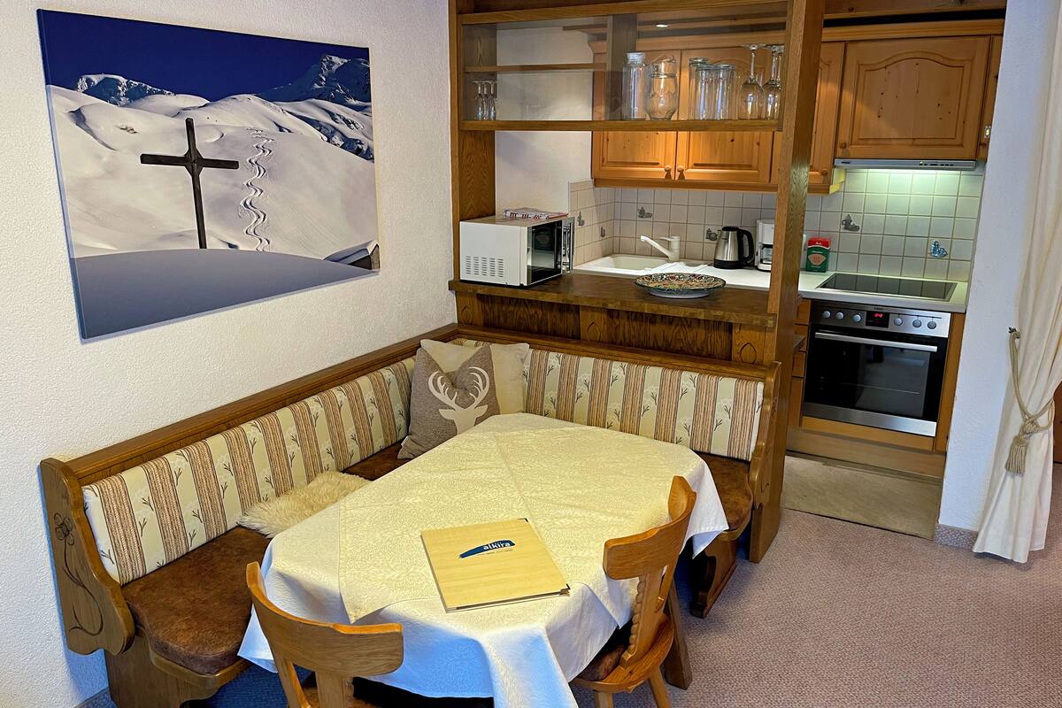studio, kitchenette, mountain view (self catered) | in-room dining