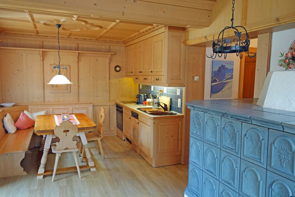 Apartment, 2 Bedrooms, Kitchen, Mountain View | In-room dining