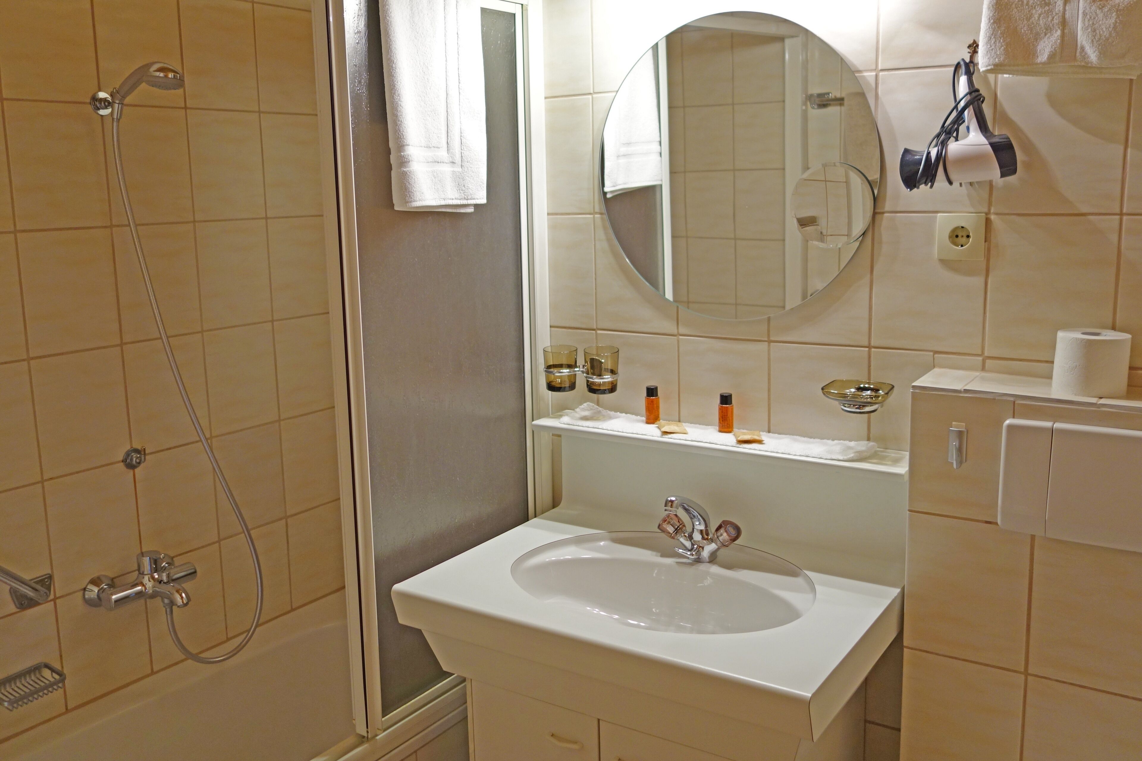 deluxe suite, 2 bedrooms, refrigerator, mountain view | bathroom | shower, deep-soaking bathtub, free toiletries, hair dryer