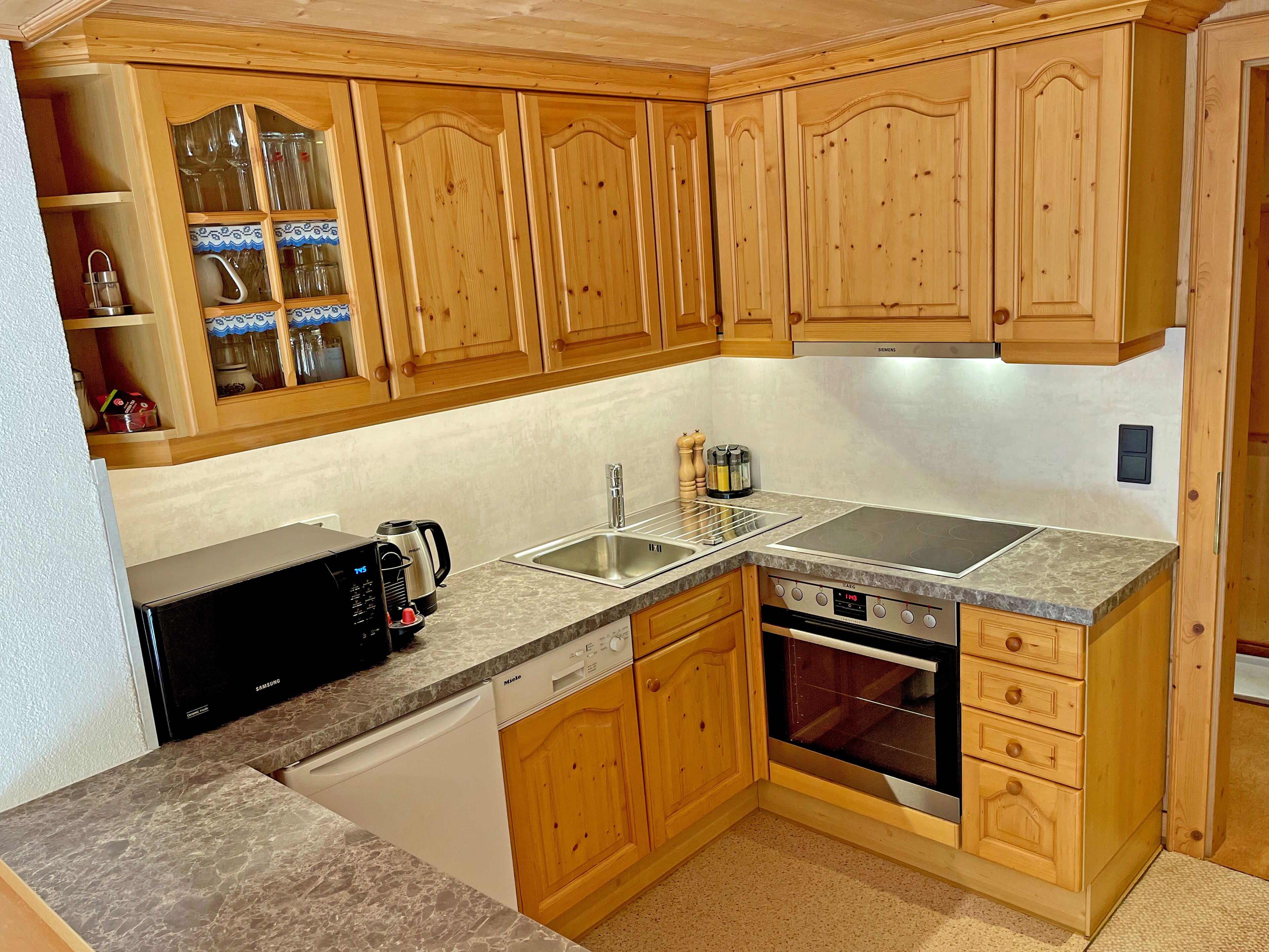 apartment, 2 bedrooms, kitchen, mountain view | private kitchen | high chair