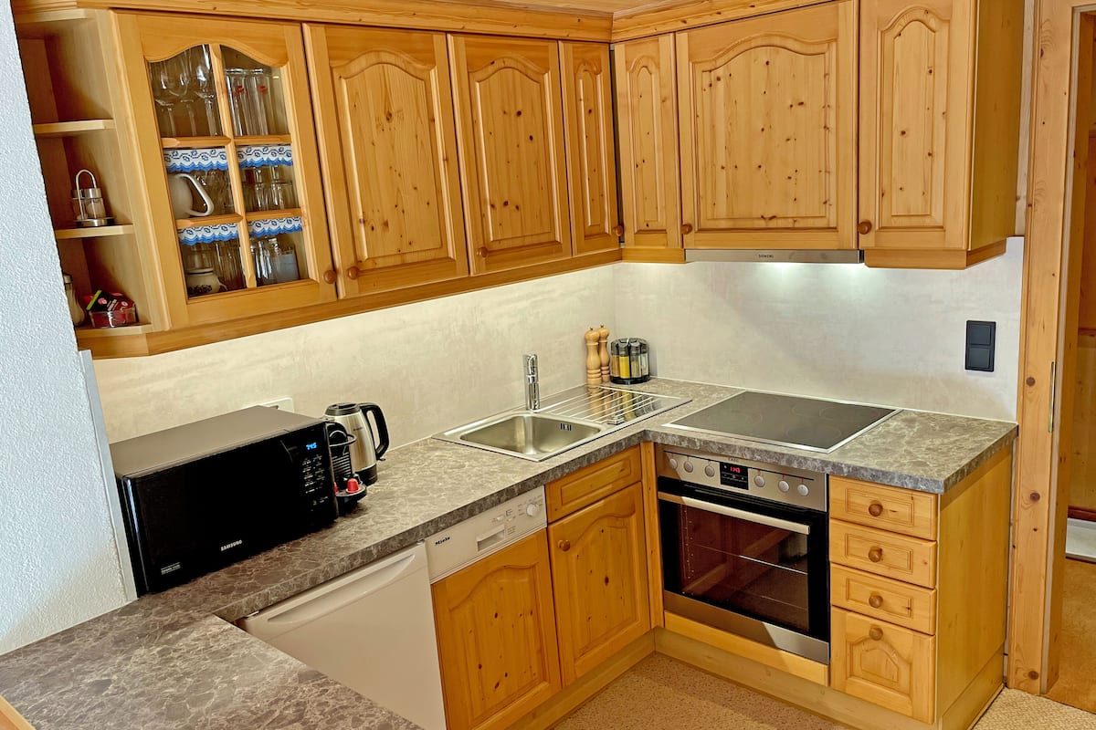 apartment, 2 bedrooms, kitchen, mountain view | private kitchen | high chair