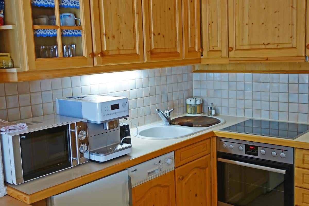 apartment, 2 bedrooms, kitchen, mountain view | private kitchen | high chair