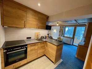 开间, 简易厨房, 山景 (Self Catered) | 私人厨房 | 高脚椅