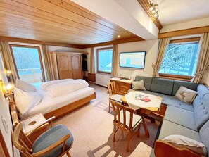Suite Deluxe, 2 habitaciones, refrigerador, vista a la montaña | Área de sala de estar | Televisión de pantalla plana 