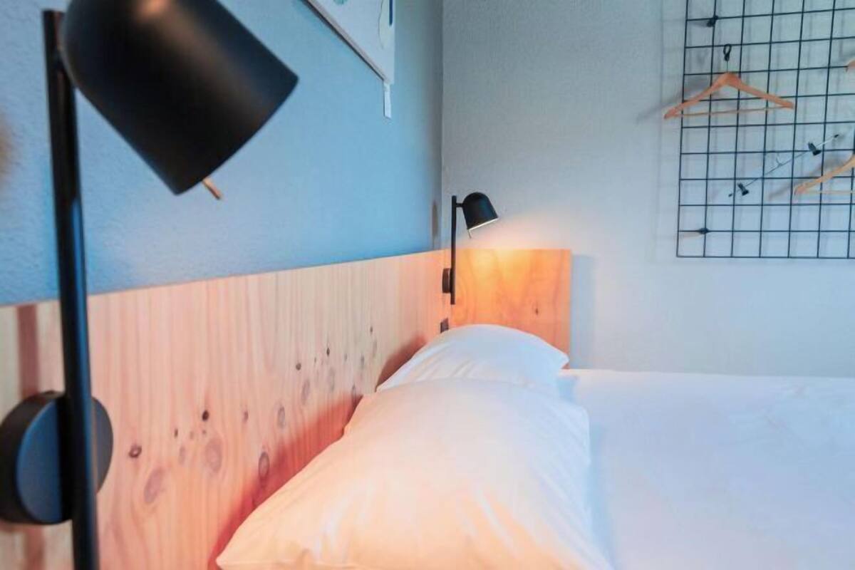 Een bureau, verduisterende gordijnen, gratis babybedden, gratis wifi