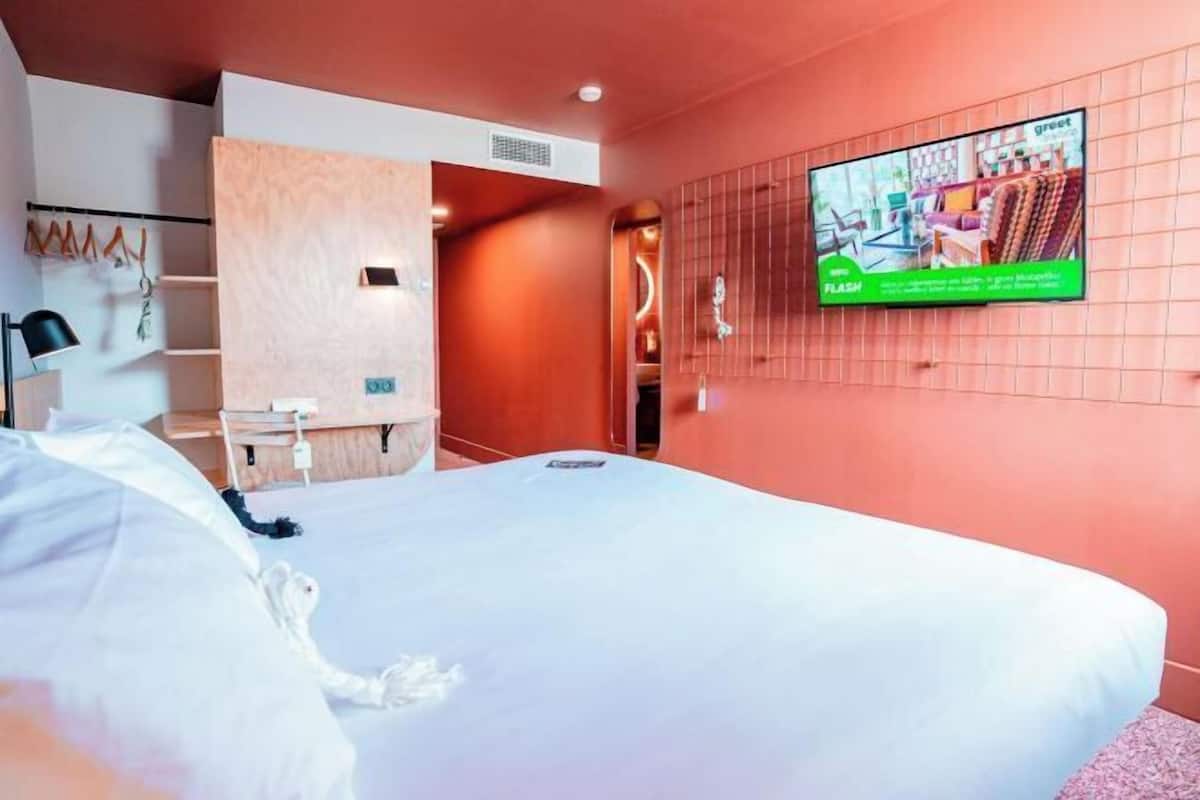 Escritorio, cortinas blackout, cunas gratuitas y wifi gratis
