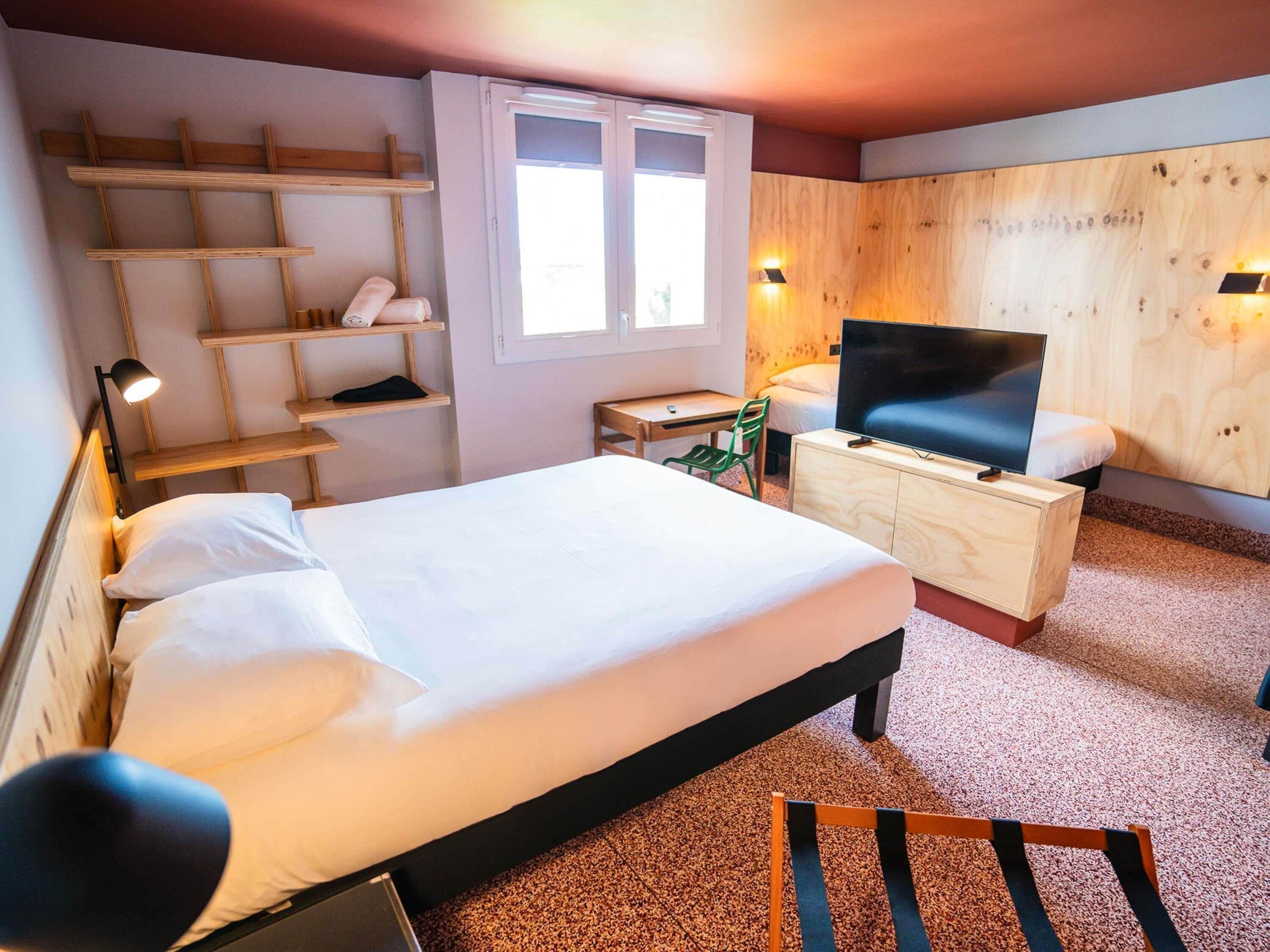 Chambre familiale (Pop. 4 people) | Bureau, espace de travail pour ordinateurs portables