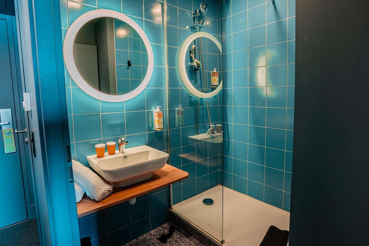 Chambre, 2 lits une place (Pop) | Bureau, espace de travail pour ordinateur portable, rideaux occultants