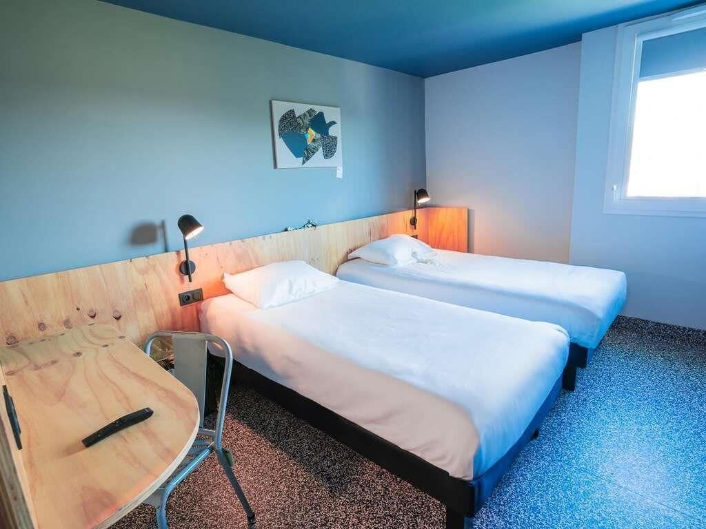 Chambre, 2 lits jumeaux (Pop) | Bureau, espace de travail pour ordinateurs portables