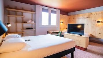 Family Room (Pop. 4 people) | Desk, blackout drapes, free cribs/infant beds, free WiFi