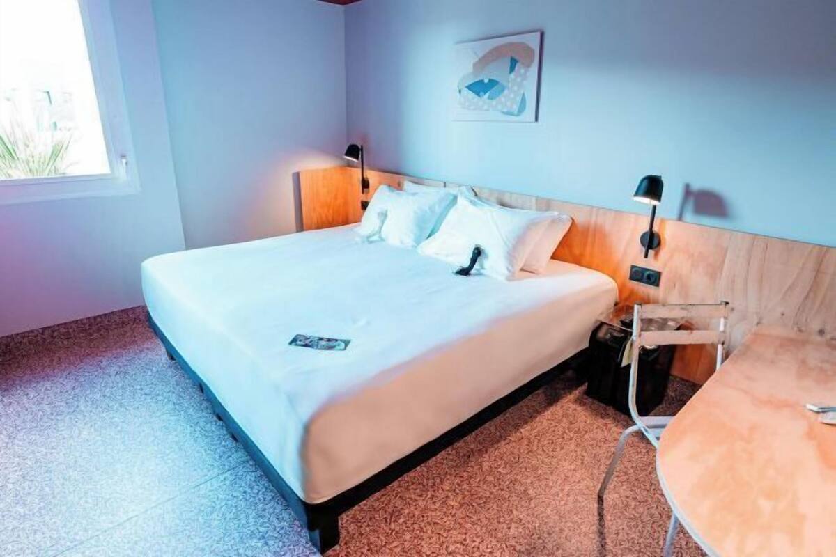 Een bureau, verduisterende gordijnen, gratis babybedden, gratis wifi