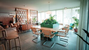 Una cocina moderna con una isla central, estanterías empotradas y diferentes opciones de asientos.