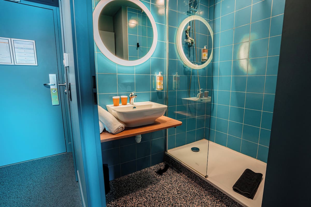 room, 2 single beds (pop) | bathroom | shower, eco-friendly toiletries, hair dryer, towels