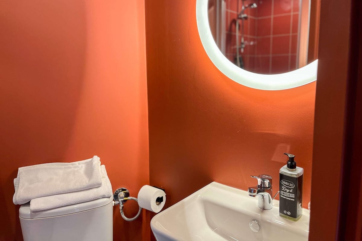 Chambre, 2 lits une place (Little POP ) | Bureau, espace de travail pour ordinateur portable, rideaux occultants