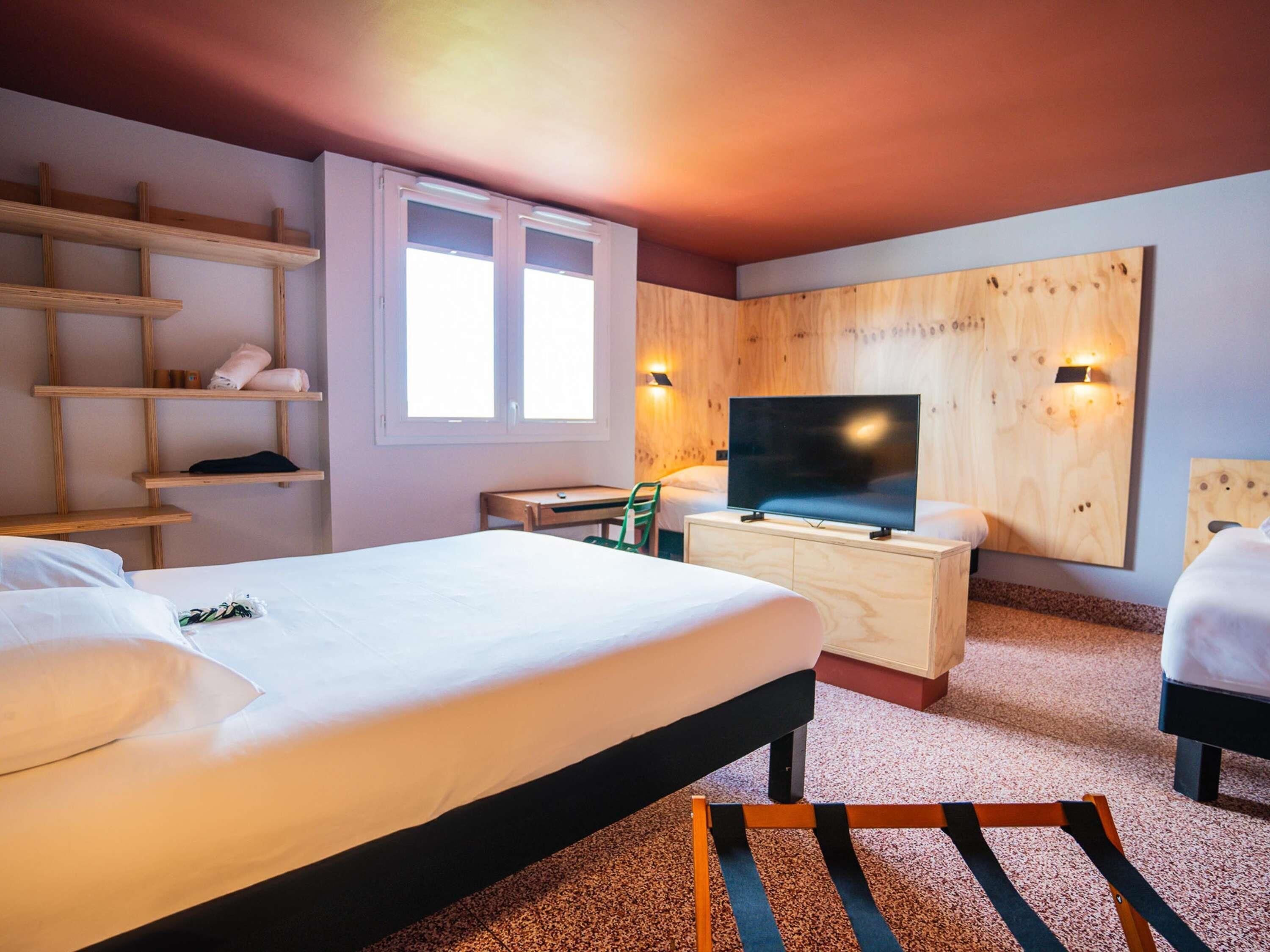 Chambre Familiale (Pop. 4 people) | Bureau, espace de travail pour ordinateur portable, rideaux occultants