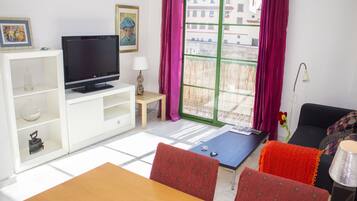 Apartment, 2 Bedrooms, 2 Bathrooms, City View | Living room