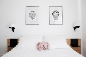 Phòng Tiêu chuẩn, 1 giường cỡ king, ban công | Bộ đồ giường cao cấp, minibar, két bảo mật tại phòng, bàn 