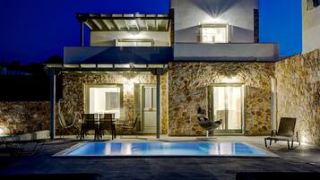 Outdoor pool, free cabanas, pool umbrellas