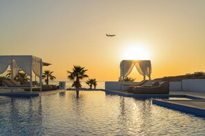 Presidential Villa | Egyptian cotton sheets, premium bedding, down comforters, pillowtop beds - Desiterra Resort & Spa (Santorini)