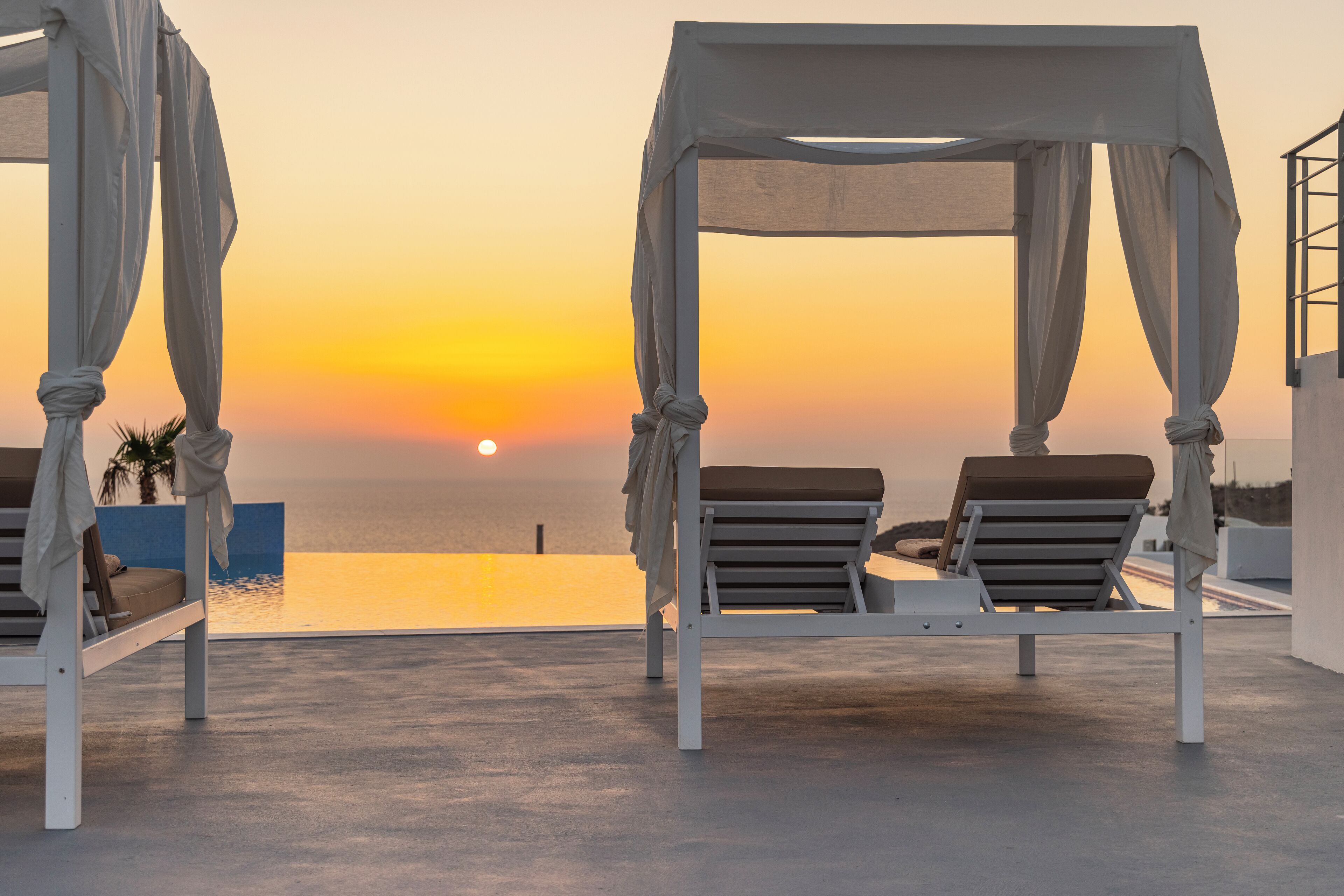 Kolam renang outdoor, dengan cabana gratis dan payung kolam renang