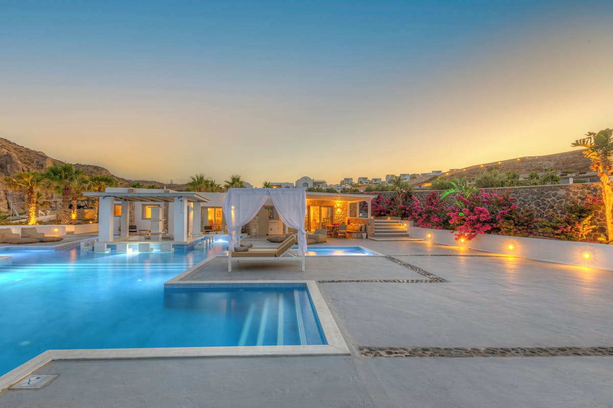 Ein Pool mit Sonnensegel, Liegestühlen und Blick auf die umliegende Landschaft.