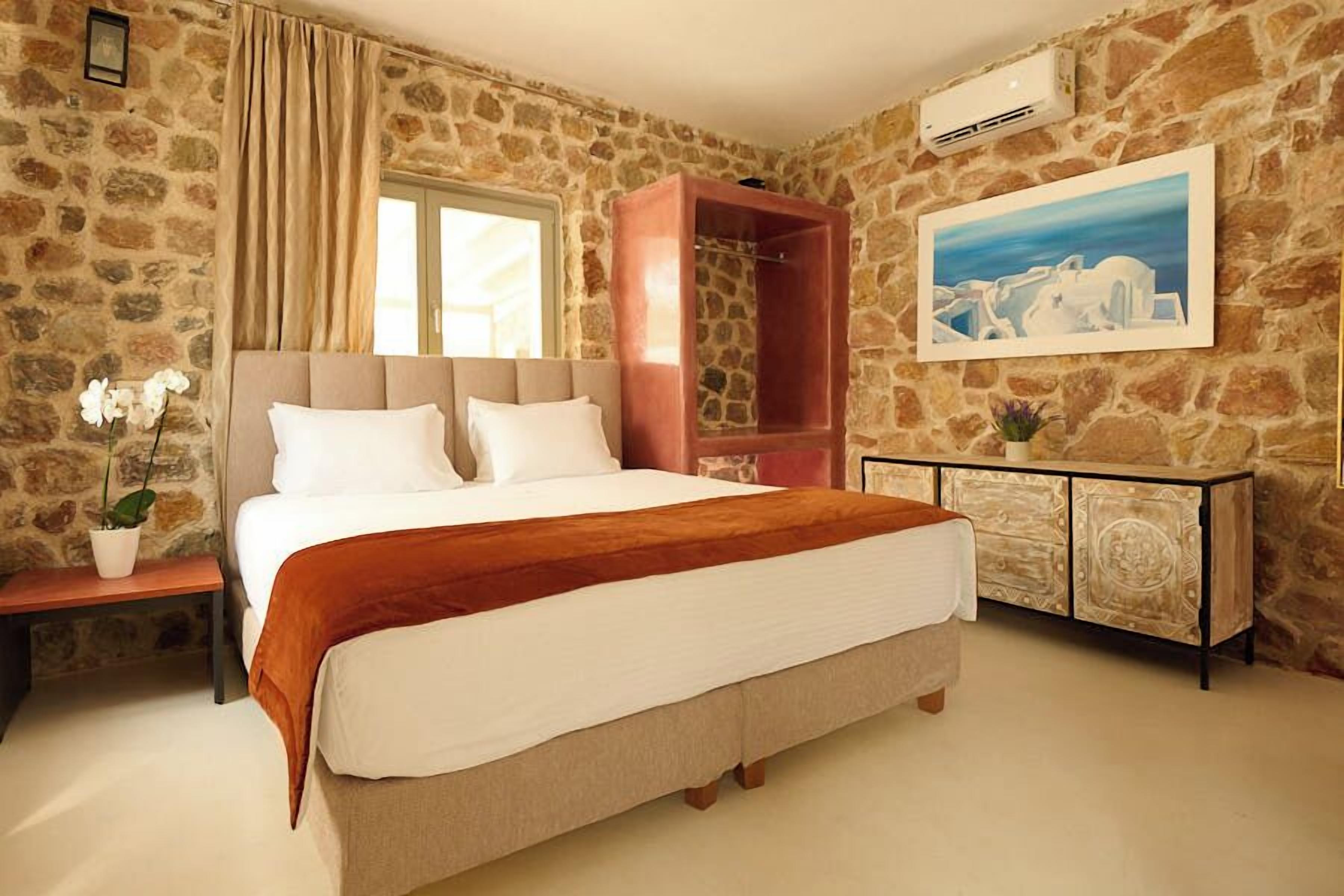 Desiterra Resort & Spa Santorini interior view 8