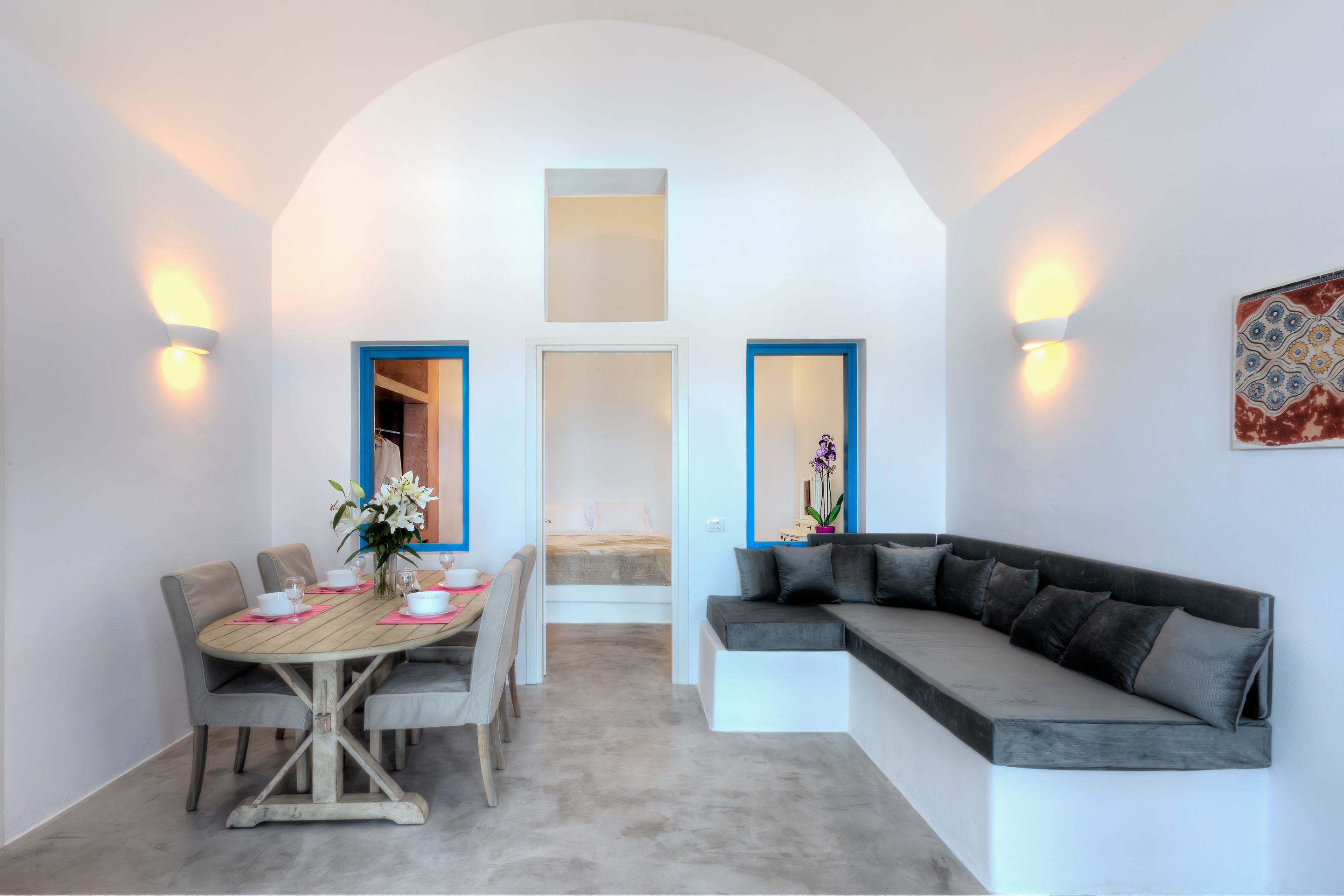 Ein modernes Zimmer mit Esstisch, einer Couch und einem Bett.